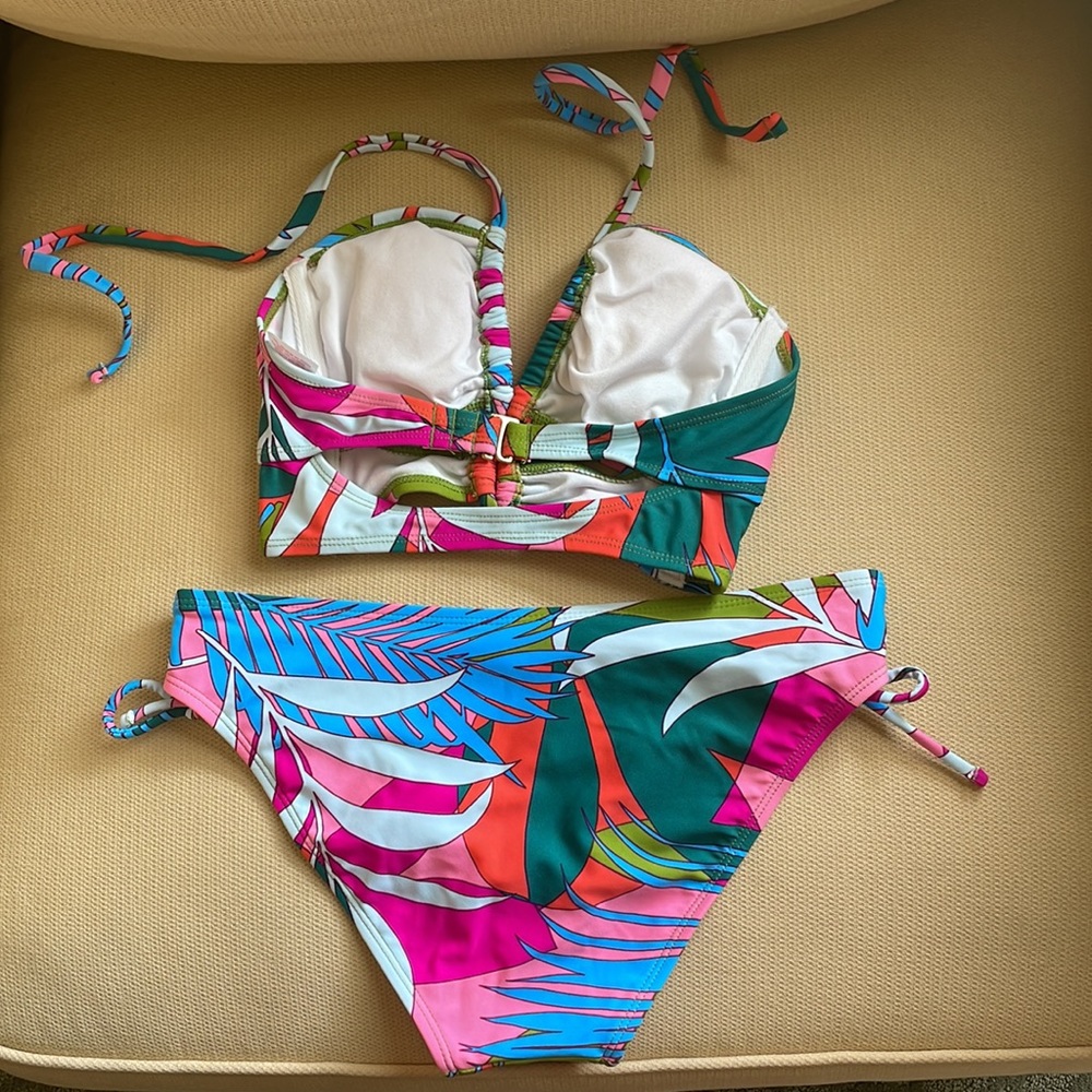 Bikini - Picture 2 of 2